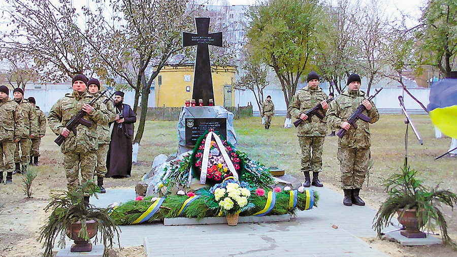 Пам’ятний обеліск на честь загиблих однополчан. Фото надане військовою частиною